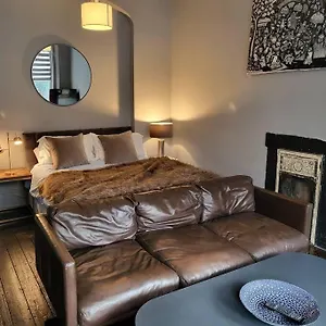 Elegant Studio In - 5 Min Walk To - 10 Min To , Brighton United Kingdom